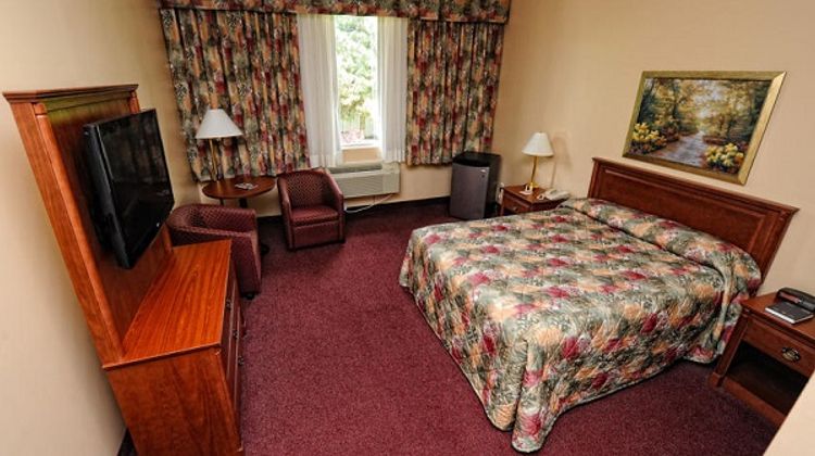 Adams Airport Inn Room