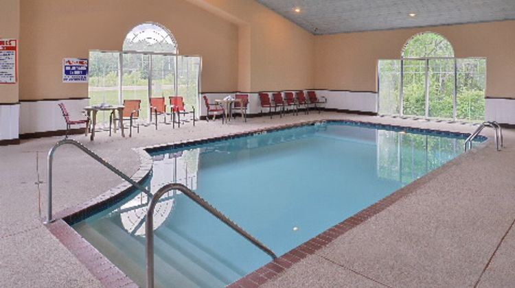 Quality Inn & Suites Shawano Pool