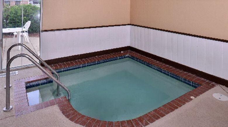 <b>Quality Inn & Suites Shawano Spa</b> <b>Quality Inn & Suites Shawano Spa</b>