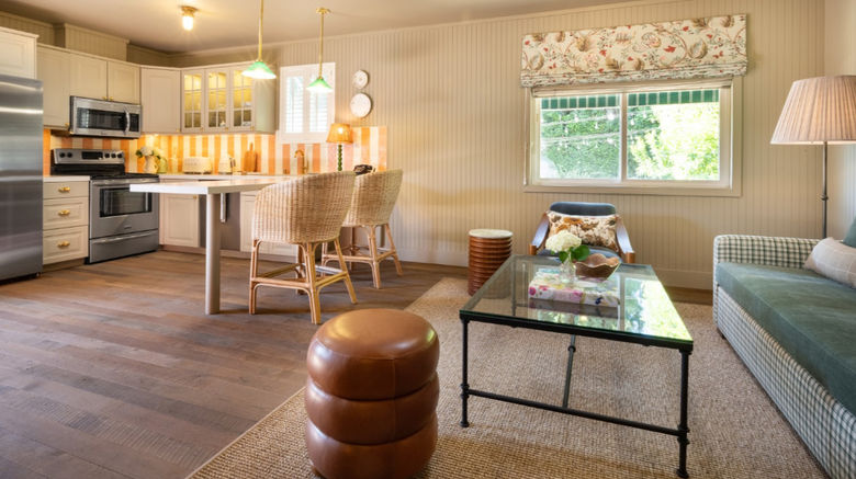 <b>Le Petit Pali Brentwood Room</b> <b>Le Petit Pali Brentwood Room</b>
