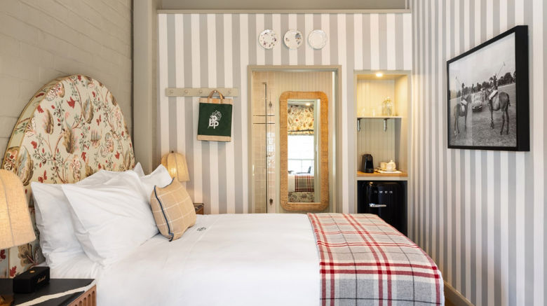 <b>Le Petit Pali Brentwood Room</b> <b>Le Petit Pali Brentwood Room</b>