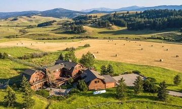Howlers Inn B&B and Wolf Sanctuary