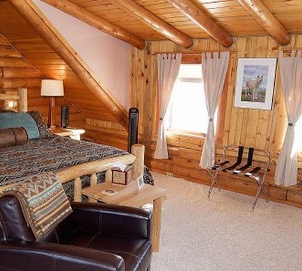 Howlers Inn B&B and Wolf Sanctuary Room