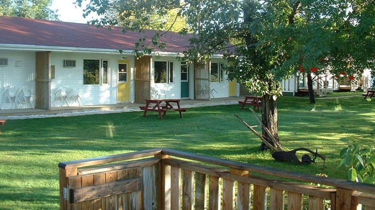 Lanes Riverhouse Inn & Cottages Exterior