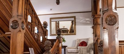 Eliza's Manor on Bealey Lobby