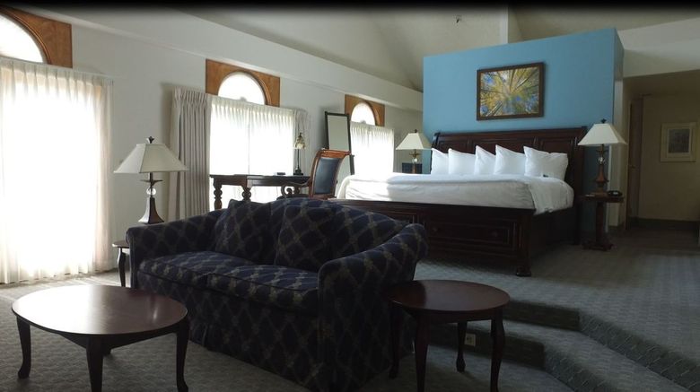 <b>Lone Tree Golf Club & Hotel Room</b>