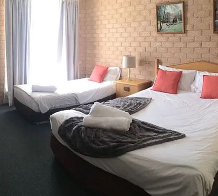 Golden Chain Aalana Motor Inn Room