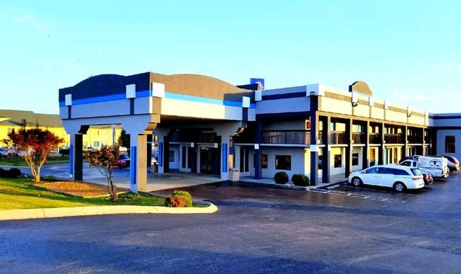 Gateway Inn & Suites Clarksville Exterior