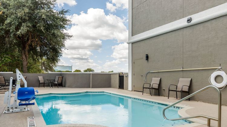 Comfort Suites Airport North Pool