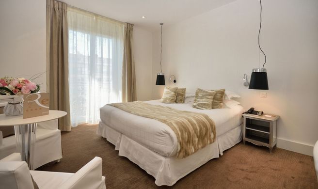 Hotel Renoir Room
