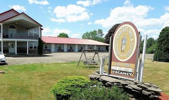 Golden Knight Inn & Suites Exterior