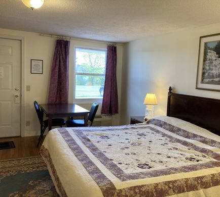 Golden Knight Inn & Suites Room