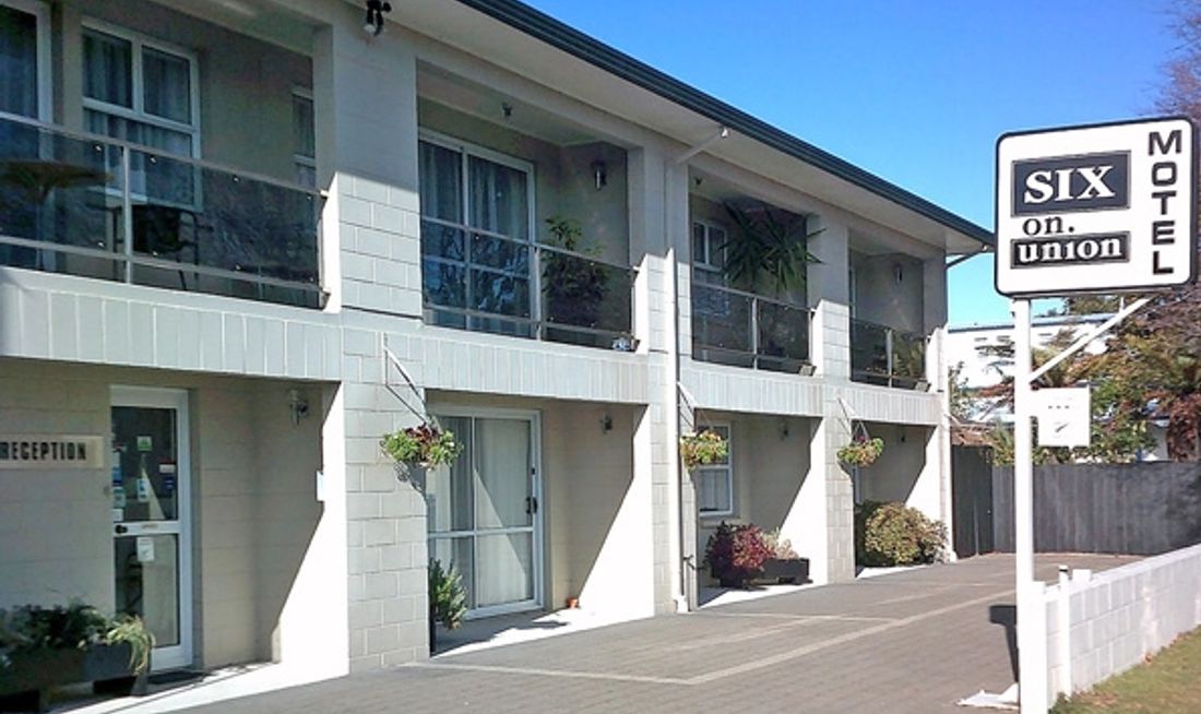 Six On Union Motel Exterior