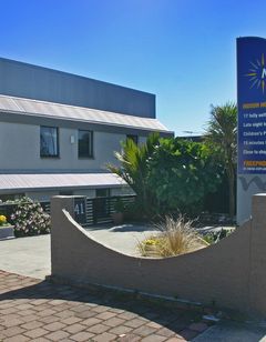 AAA Mana Motel