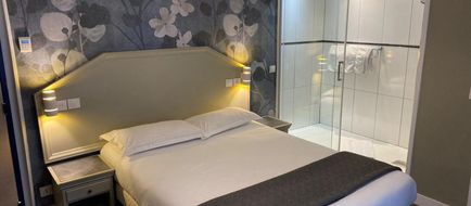 Ambassadeur Hotel Room