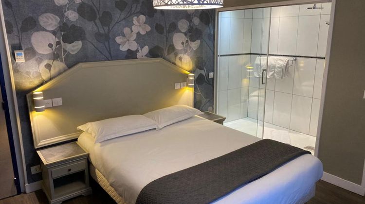 Ambassadeur Hotel Room