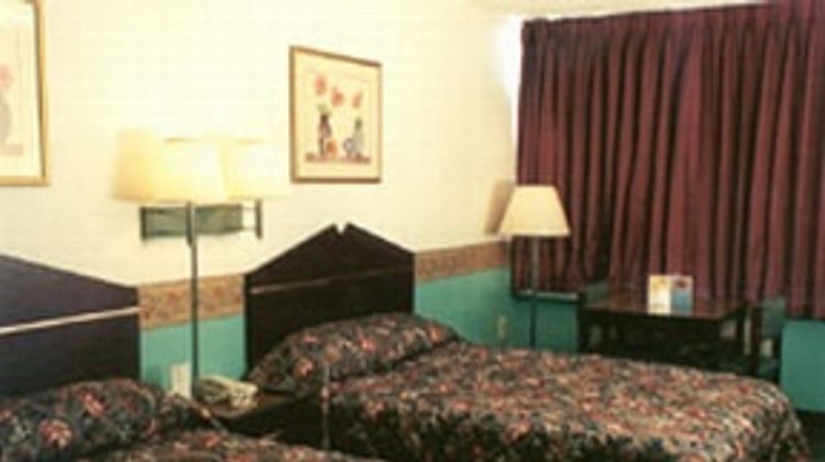 Super 7 Inn Room