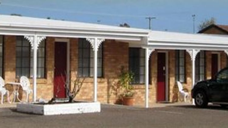 Colonial Motor Lodge Exterior