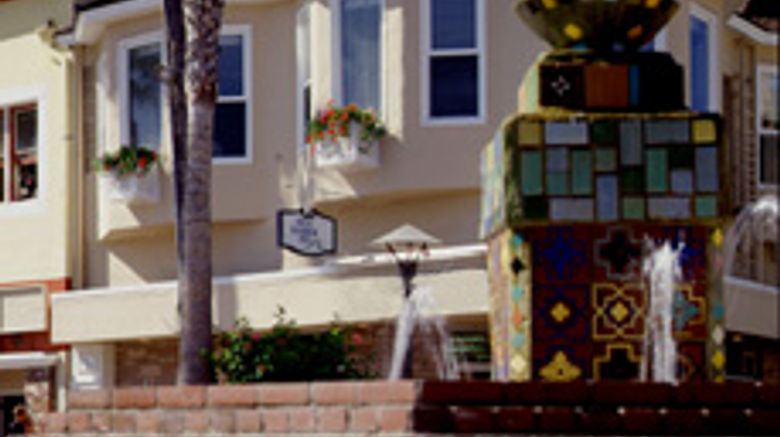 <b>Snug Harbor Inn Exterior</b>