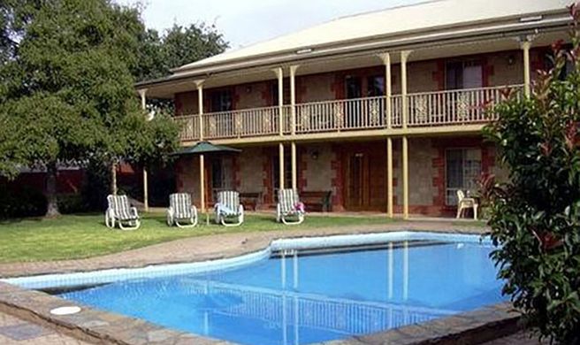 Clare Central Motel Exterior