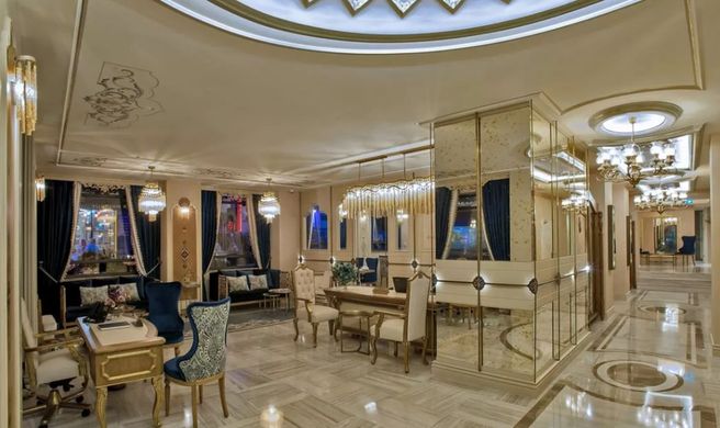 Hotel Romance Lobby