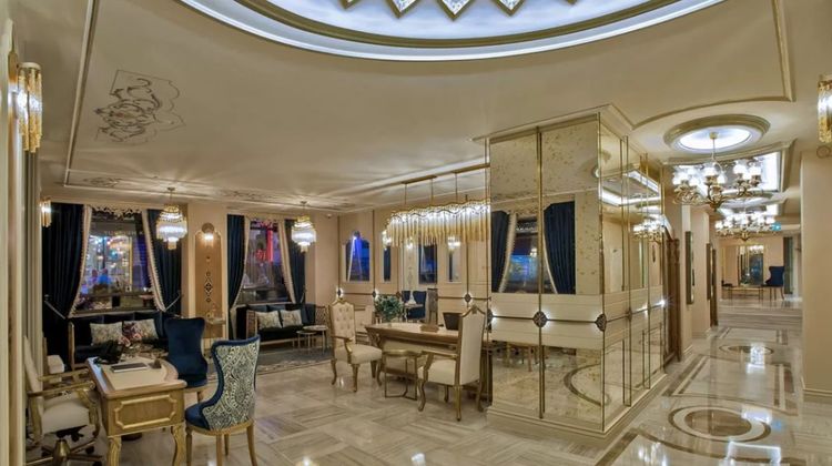 Hotel Romance Lobby