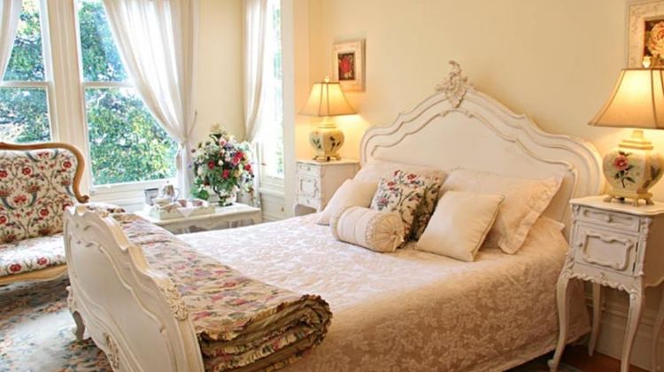 The Peace & Plenty Inn Room