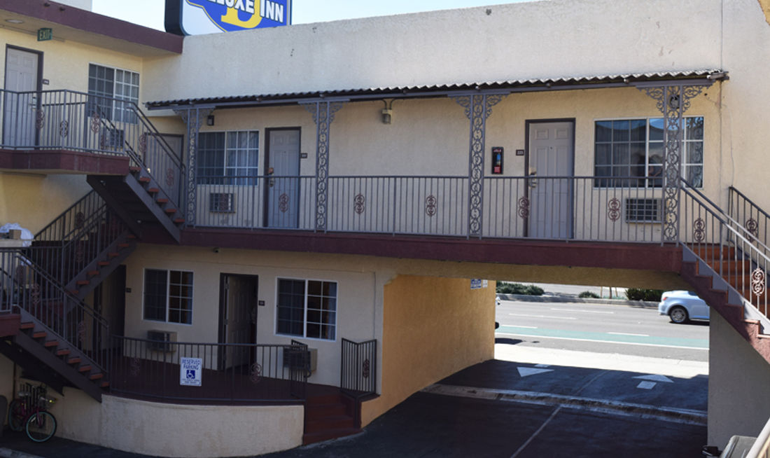 Deluxe Inn Exterior