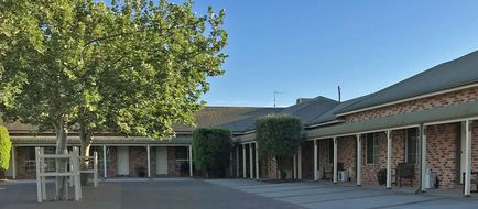 Country Gardens Motor Inn Exterior
