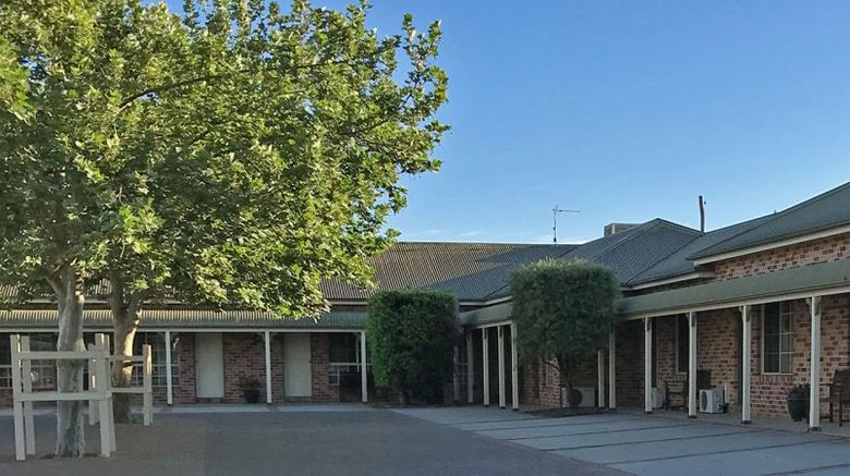 <b>Country Gardens Motor Inn Exterior</b>