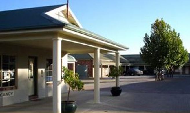 Country Gardens Motor Inn Exterior