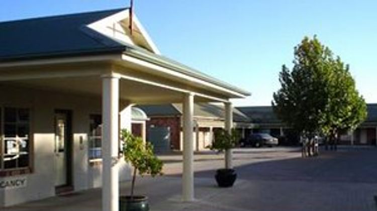 Country Gardens Motor Inn Exterior