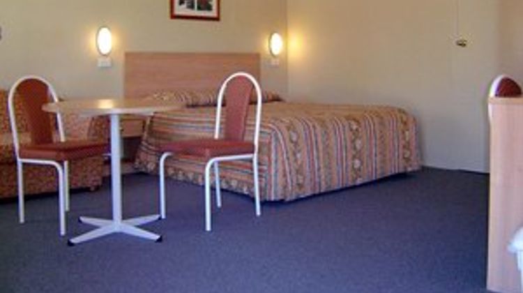 Country Gardens Motor Inn Room