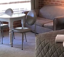 Country Gardens Motor Inn Room