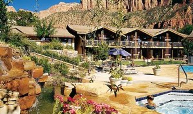 Desert Pearl Inn Exterior