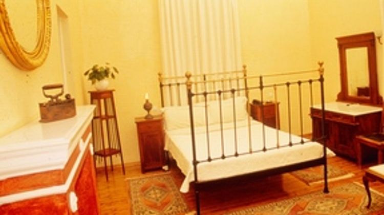 Nafsimedon Hotel Room