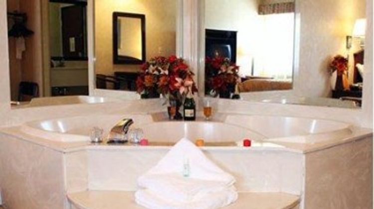 A Victory Suites-Warren Suite