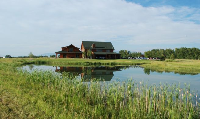 Gallatin River Lodge Exterior