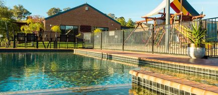 Blazing Stump Motel & Suites Pool