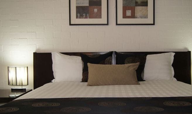 Blazing Stump Motel & Suites Room