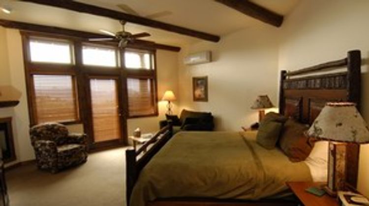 Taharaa Mountain Lodge Room