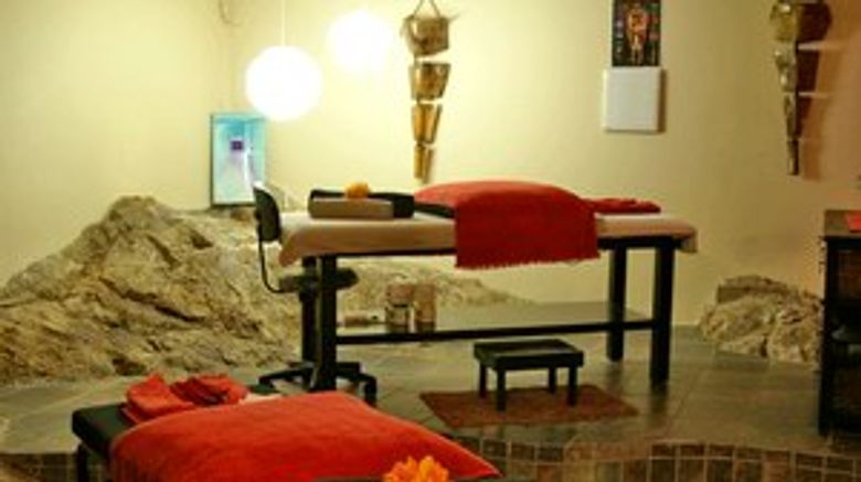 <b>Lakes Hotel & Conference Centre Spa</b>