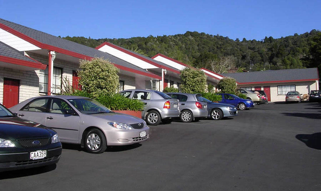 BK's Pohutukawa Lodge Exterior