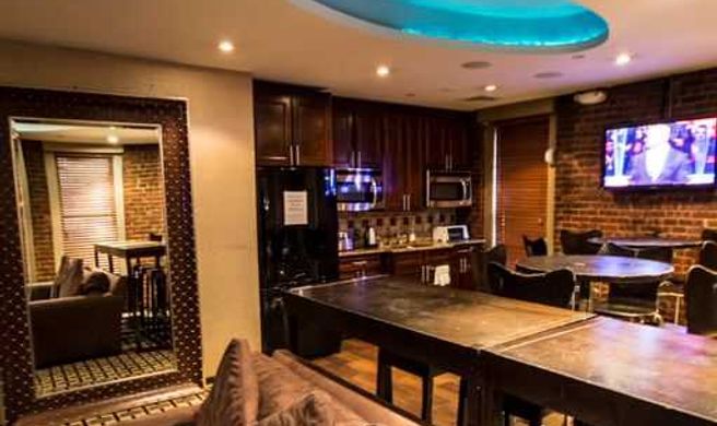 Broadway Hotel & Hostel Lobby