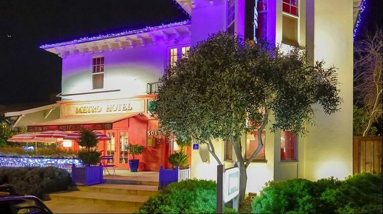 Metro Hotel & Cafe Exterior