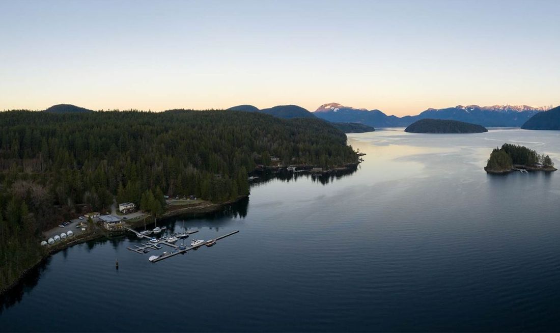 Backeddy Resort and Marina Exterior