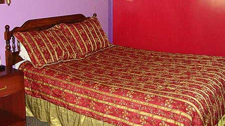 Pinconning Trail Inn Motel Room