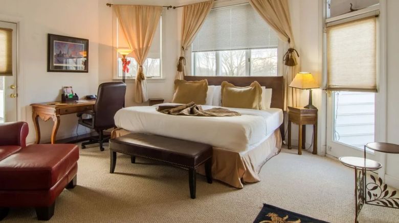 <b>The Columbia Inn at Peralynna Room</b>