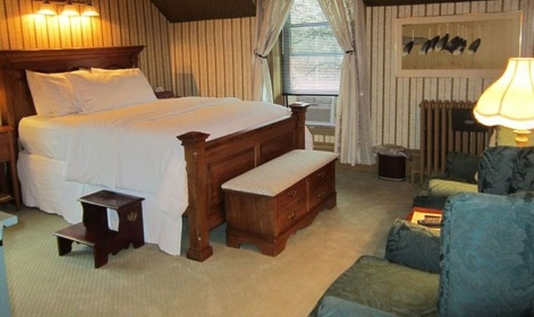 Jenkins Inn Room