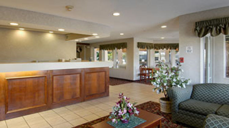 Baymont Inn & Suites Dowagiac Lobby